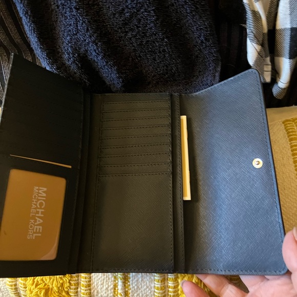 Michael Kors wallet - Picture 3 of 3